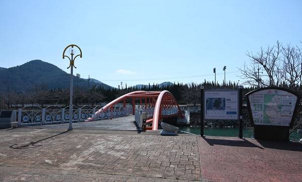 출발점인 남해스포츠파크교.