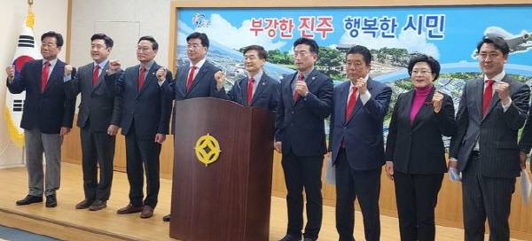 경남도의원과 진주시의원 10명은 지난 27일 국민의힘 강민국 후보 지지를 선언했다.