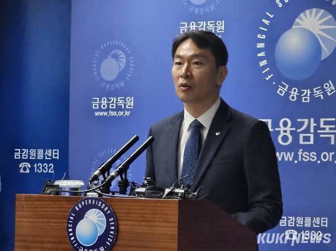 이복현 금융감독원장이 지난 11일 오전 서울 영등포구 금감원에서 열린 홍콩 H지수 연계 ELS 대규모 손실 관련 분쟁조정기준안 발표 기자회견에서 발언하고 있다. 사진=정진용 기자
