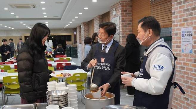 박승호(가운데) 계명문화대 총장이 학생에게 국을 직접 배식하고 있다. 계명문화대 제공