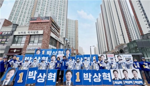 박상혁 더불어민주당 김포을 후보는 28일 오전 구래역에서 출정식을 갖고 본격적인 선거운동 레이스에 돌입했다. 박상혁 후보 선거캠프 제공