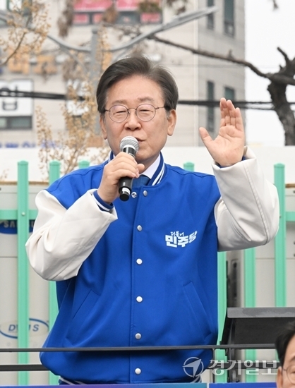 이재명 더불어민주당 대표가 28일 인천 부평역 북광장에서 열린 더불어민주당 인천시당 총선 출정식에 지지를 호소하고 있다. 조병석기자