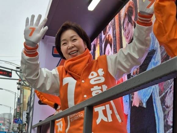 28일 오전 처인구 용인중앙시장 일대에서 개혁신당 양향자 국회의원 후보가 유세를 펼치고 있다. 양 후보 캠프 제공