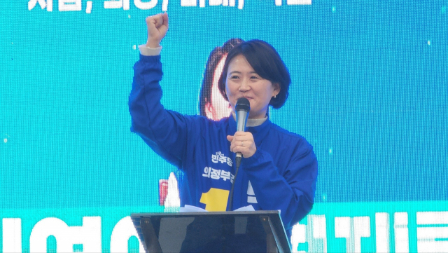 박지혜 후보가 총선 선거운동 첫날 출정식에서 지지자들에게 승리를 다짐하고 있다. 김창학기자