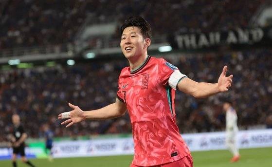 지난 26일 태국 방콕 라자망갈라 스타디움에서 열린 2026 북중미 월드컵 아시아 지역 2차 예선 C조 4차전 한국과 태국의 경기. 후반전 추가골을 넣은 손흥민이 세리머니를 하고 있다. [사진 = 연합뉴스]