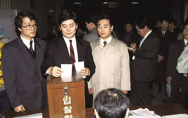1994년 공개입찰을 통해 한국이동통신 인수에 참여하는 모습. [사진 출처 = SK텔레콤]