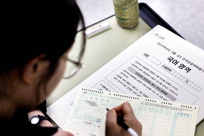 2025학년도 수능 대비 전국연합학력평가가 시행된 28일 서울 영등포구 영등포여자고등학교에서 응시생이 답안을 기재하고 있다.  사진공동취재단