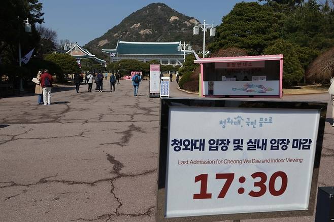 붐비는 경복궁, 한산한 청와대. 2024.3.13 [한주형 기자]