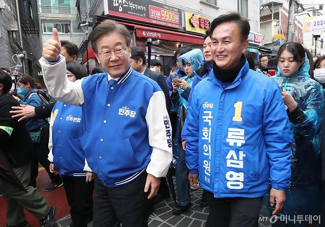 이재명 더불어민주당 대표와 류삼영 서울 동작을 후보가 공식 선거운동이 시작된 28일 오후 서울 동작구 사당로 남성역골목시장에서 시민들에게 지지를 호소하고 있다. /사진=뉴스1