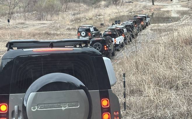 올 뉴 디펜더 도강코스 진입 대기하는 모습/사진=장동규 기자