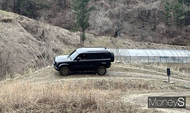 디펜더 사면 및 힐 트레블 코스 진입하는 모습/사진=장동규 기자