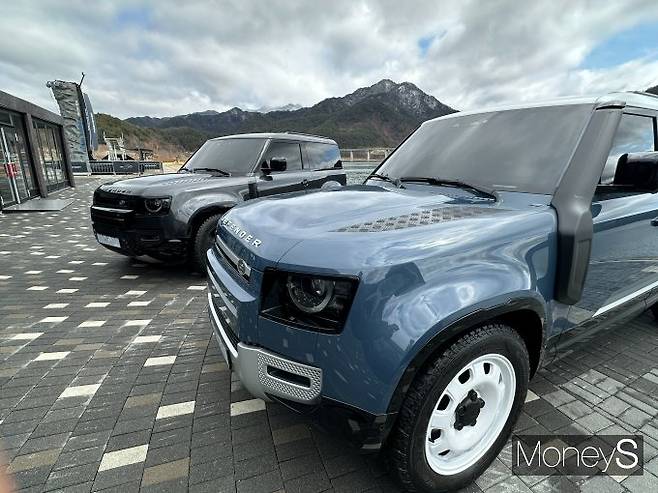 정차되어있는 올 뉴 디펜더 90 P400 X와 올 뉴 디펜더 110 카운티 에디션의 모습 모습/사진=장동규 기자