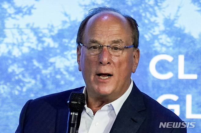 [뉴욕=AP/뉴시스] 래리 핑크 블랙록 회장 겸 최고경영자(CEO)가 실리콘밸리뱅크(SVB) 파산 이후 발생한 금융 위기 규모가 가늠이 안된다고 경고했다. 2022.10.19.