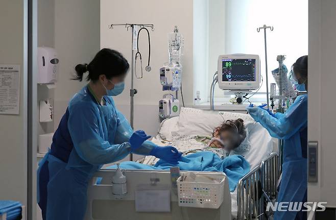 [서울=뉴시스] 김금보 기자 = 간호사들이 지난 27일 서울 강서구 한 종합병원 중환자실에서 환자를 돌보고 있다. 상급종합병원을 중심으로 하는 전공의 이탈과 의대 교수 집단 사직이 현실화되면서, 간호인력과 2차 의료급여기관의 업무 가중 장기화가 우려되고 있다. 2024.03.27. kgb@newsis.com