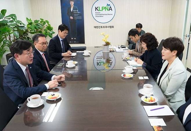 [서울=뉴시스] 성태윤 대통령실 정책실장이 지난 27일 서울 용산구 대한간호조무사협회를 방문해 곽지연 협회장 등 임원진과 간담회를 하고 있다. (사진=대통령실 제공) 2024.03.27. photo@newsis.com *재판매 및 DB 금지