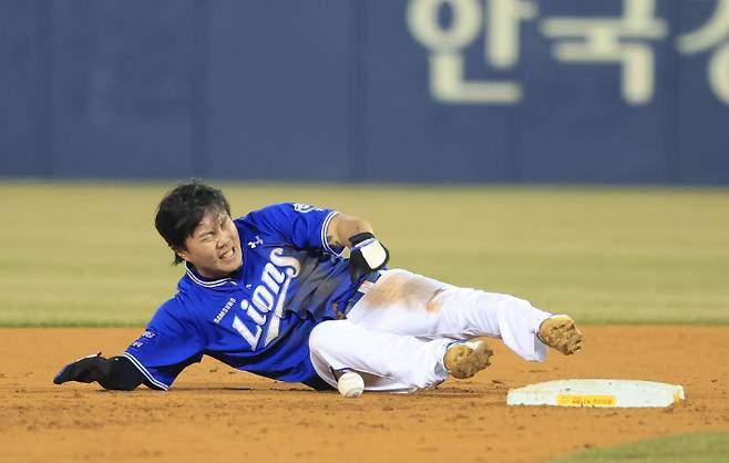 27일 LG와 원정에서 2회초 도루를 시도하다 부상을 당한 삼성 류지혁. 삼성