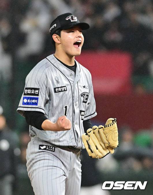 [OSEN=인천, 최규한 기자] 28일 오후 인천 SSG랜더스필드에서 ‘2024 신한 SOL Bank KBO리그’ SSG 랜더스와 한화 이글스의 경기가 열렸다.2회말 2사 3루 상황 SSG 전의산을 삼진으로 이끌며 실점없이 이닝을 막아낸 한화 선발 문동주가 포효하고 있다. 2024.03.28 / dreamer@osen.co.kr