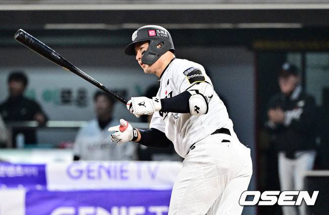 [OSEN=수원, 조은정 기자]프로야구 KT 위즈가 천신만고 끝 시즌 첫 승을 맛봤다. 가장 중요한 순간 4번타자 박병호가 부진을 씻어내는 역전타로 KT에 첫 승을 안겼다.KT 위즈는 28일 수원KT위즈파크에서 열린 2024 신한 SOL뱅크 KBO리그 두산 베어스와의 시즌 3차전에서 극적인 8-7 역전 끝내기 승리를 거뒀다.9회말 1사 만루 KT 박병호가 끝내기 2타점 적시타를 날리고 있다. 2024.03.28 /