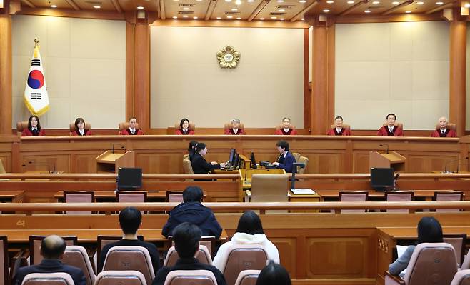 이종석 헌법재판소장 등 헌법재판관들이 28일 오후 서울 종로구 헌법재판소 대심판정에서 선고를 시작하고 있다. ⓒ연합뉴스