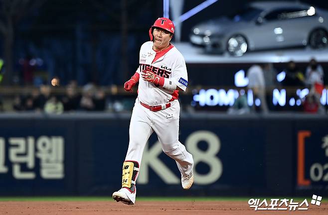 27일 오후 광주기아챔피언스필드에서 열린 2024 신한 SOL Bank KBO리그 롯데 자이언츠와 KIA 타이거즈의 경기, 1회말 2사 2루 KIA 최형우가 투런 홈런을 날린 후 그라운드를 돌고 있다. 광주, 김한준 기자