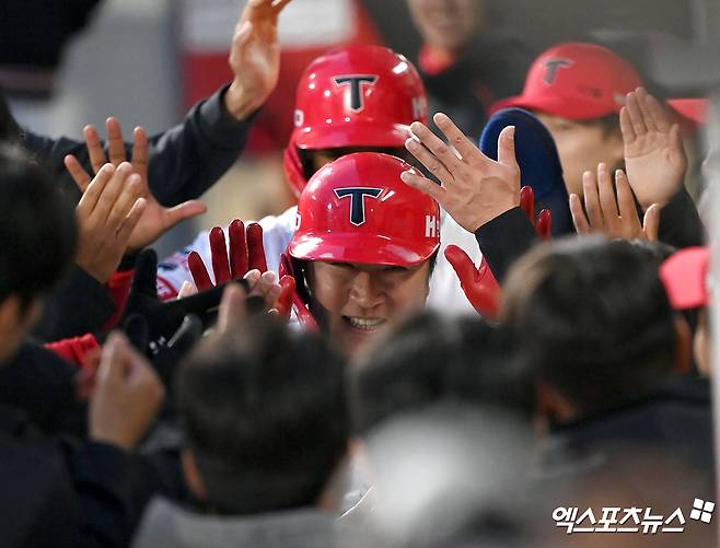 27일 오후 광주기아챔피언스필드에서 열린 2024 신한 SOL Bank KBO리그 롯데 자이언츠와 KIA 타이거즈의 경기, 1회말 2사 2루 KIA 최형우가 투런 홈런을 날린 후 더그아웃에서 하이파이브를 하고 있다. 광주, 김한준 기자