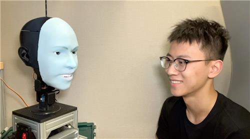 표정으로 감정 표현하는 얼굴 로봇 '이모'(Emo) 컬럼비아대 공학 및 응용과학 대학 후위항 연구원(박사과정)이 표정으로 감정을 표현하는 로봇 '이모'(Emo)와 대면하고 있다. [Creative Machines Lab/Columbia Engineering 제공. 재판매 및 DB 금지]