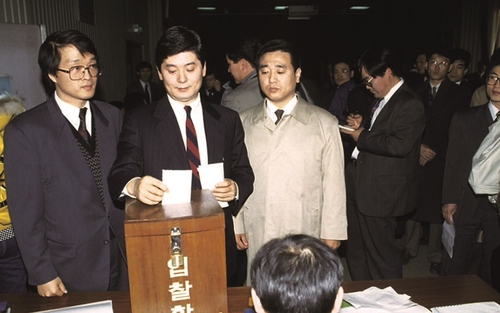1994년 공개입찰을 통해 한국이동통신 인수에 참여하는 모습 [SK텔레콤 제공. 재판매 및 DB 금지]