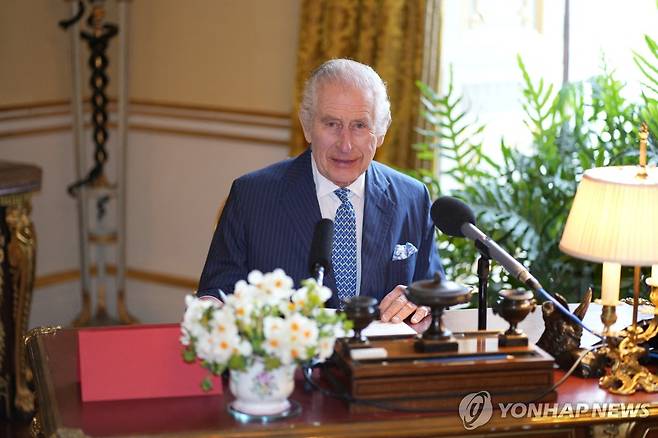 찰스 3세 영국 국왕이 버킹엄궁에서 오디오 메시지를 녹음하고 있다. 찰스 3세는 28일(현지시간) 열리는 세족식 행사를 위해 최근 이를 녹음했다. [로이터/BBC/스카이/ITV뉴스=연합뉴스]