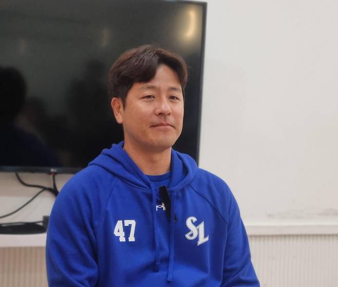 인터뷰하는 강민호 (서울=연합뉴스) 김경윤 기자 = 삼성 라이온즈 포수 강민호가 28일 서울 잠실구장에서 열리는 2024 프로야구 LG 트윈스와 방문 경기를 앞두고 인터뷰하고 있다. 강민호는 이날 경기 출전으로 프로야구 역대 최다인 2천238경기 출장 기록을 세웠다.