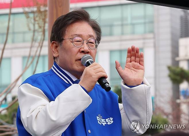 발언하는 이재명 대표 (인천=연합뉴스) 임순석 기자 = 더불어민주당 이재명 대표가 제22대 국회의원선거 공식 선거운동이 시작된 28일 오후 인천 부평역 북광장에서 열린 인천시당 총선 출정식에서 발언하고 있다. 2024.3.28 soonseok02@yna.co.kr
