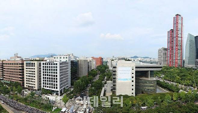 여의도 공원을 기준으로 왼쪽 서여의도와 오른쪽 동여의도(오른쪽 빨간 파크원 빌딩 주변) 고도차이가 느껴진다.(사진=연합뉴스)