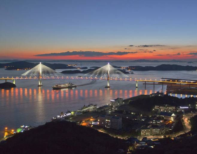 경관조명 특화사업이 진행되는 목포대교 (목포시 제공)