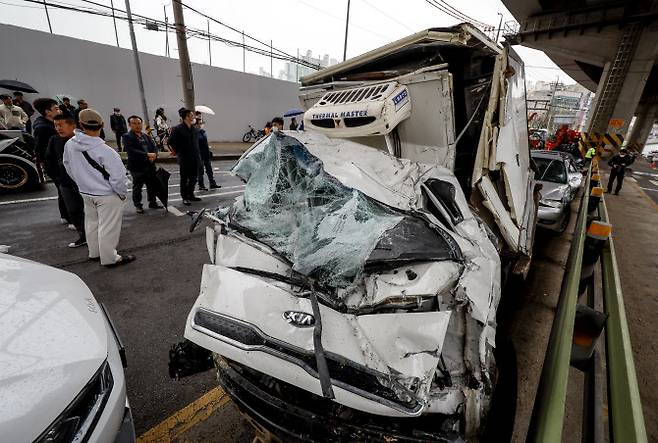29일 서울 돌곶이역 방면 도로에서 발생한 13중 추돌사고 현장에 사고 차량이 세워져 있다.(사진=뉴시스)