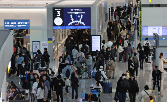 여행객들로 붐비는 인천국제공항 제1터미널 출국장(사진=뉴스1).