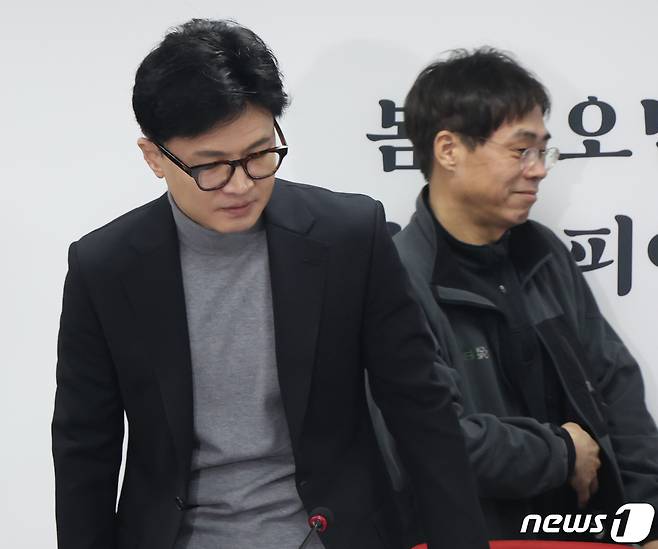 한동훈 국민의힘 비상대책위원장과 김경율 비대위원이 지난 2월 8일 서울 여의도 당사에서 열린 비상대책위원회의에 참석하고 있는 모습. 2024.2.8/뉴스1 ⓒ News1 송원영 기자