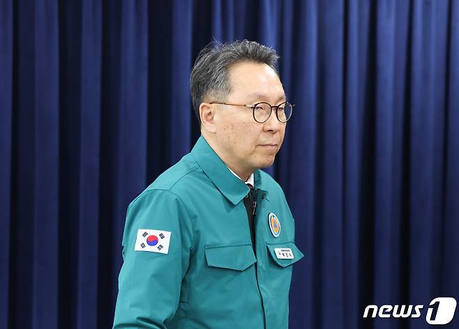 박민수 중앙사고수습본부 부본부장(보건복지부 제2차관)이 29일 서울 종로구 정부서울청사에서 의사 집단행동 중앙사고수습본부 브리핑을 하기 위해 입장하고 있다. 2024.3.29/뉴스1 ⓒ News1 허경 기자