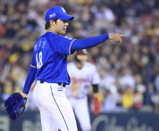 삼성 원태인이 27일 잠실구장에서 열린 2024 KBO리그 정규시즌 LG와 경기에 선발 등판해 5회말 오스틴 딘을 삼진 처리한 후 기뻐하고 있다. 사진 | 삼성 라이온즈