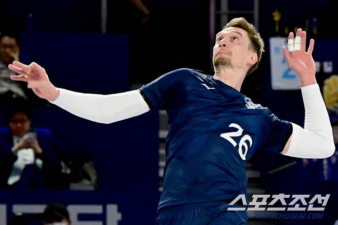 대한항공 새 외국인 선수 막심이 서브를 때리고 있다. 사진제공=KOVO