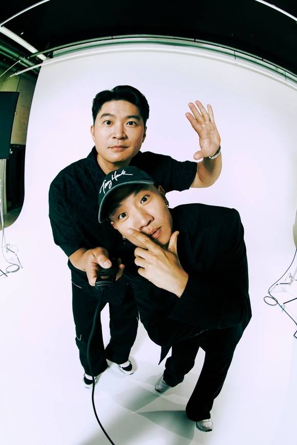 다이나믹 듀오가 28일 정규 10집 '2 Kids On The Block'을 발매했다. 개코와 최자(오른쪽부터)는 "20주년을 생각하고 만든 앨범은 아니지만 마침 20주년이라 기념하기도 좋은 거 같다"고 말했다. /아메바컬쳐