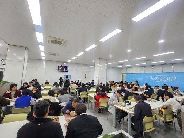 26일, 서울 관악구 서울대 학생회관에서 학생들이 점심을 먹고 있다.[사진=이서희 기자]