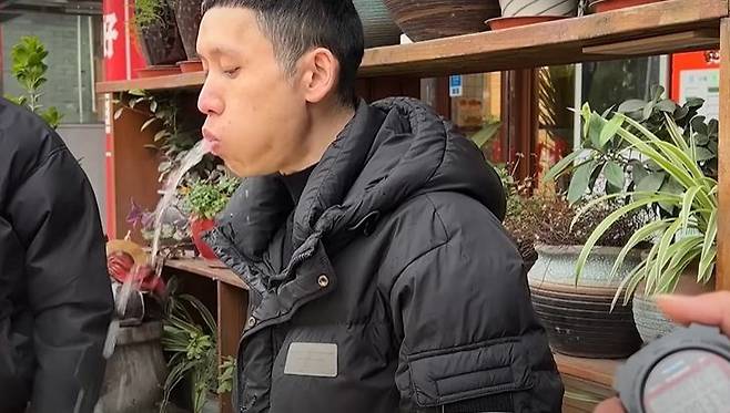 마 후이라는 중국 남성이 4리터 이상 마신 물을 다시 내뿜고 있다. [기네스 유튜브 캡처]