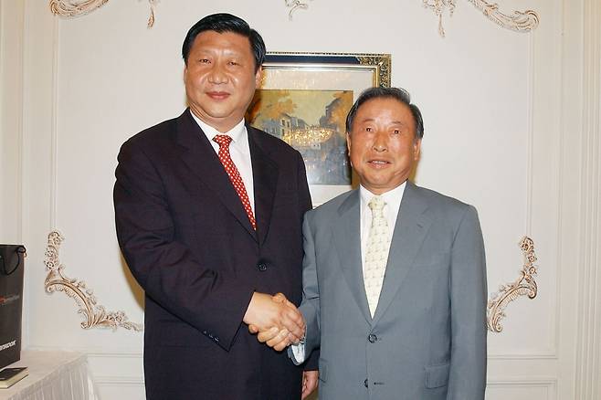 2005년 7월 당시 중국 저장(浙江)성 당서기로 처음 한국을 찾은 시진핑 중국 국가주석과 악수하는 조석래(오른쪽) 효성 명예회장. 효성은 1999년 저장성에 첫 해외 생산 기지인 스판덱스 공장을 지었다./효성