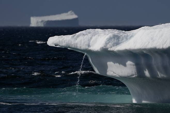 지난해 8월 12일 그린란드 스코레스비 피오르드의 빙산이 녹아 물이 흘러내리고 있다./AFP 연합뉴스