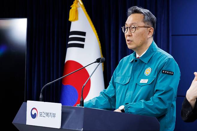 중앙사고수습본부 부본부장인 박민수 보건복지부 2차관이 29일 오전 서울 종로구 정부서울청사에서 의사 집단행동 중수본 브리핑을 하고 있다. /연합뉴스