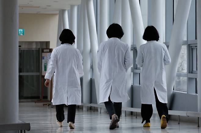 정부의 의대 정원 배분에 반발한 전국 의대 교수들이 집단 사직서 제출을 예고한 25일 서울 시내 대학 병원에서 의료진이 발걸음을 옮기고 있다. 2024.3.25/뉴스1