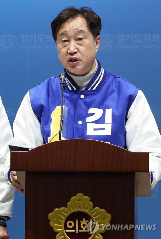 14일 경기도 수원시 경기도의회에서 제22대 국회의원선거 더불어민주당 수원정 김준혁 후보가 공약을 발표하고 있다.연합뉴스