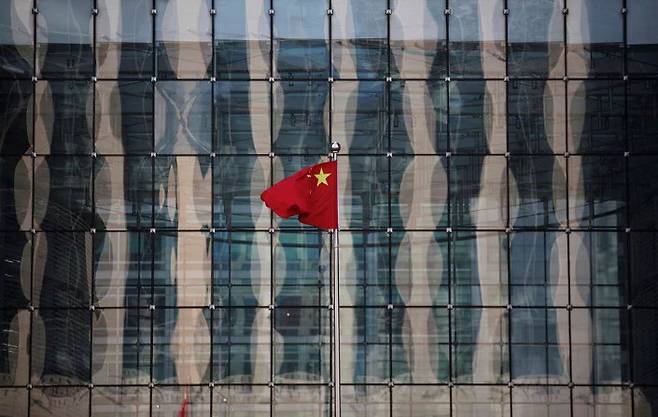 중국 국기가 유리 건물 앞에서 펄럭이고 있다. 로이터 연합뉴스