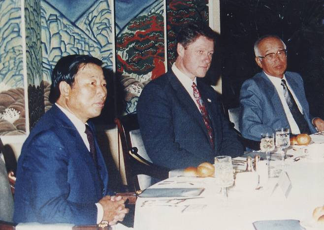 1998년 8월 클린턴 대통령과 경제협력을 논의 중인 조석래 명예회장.