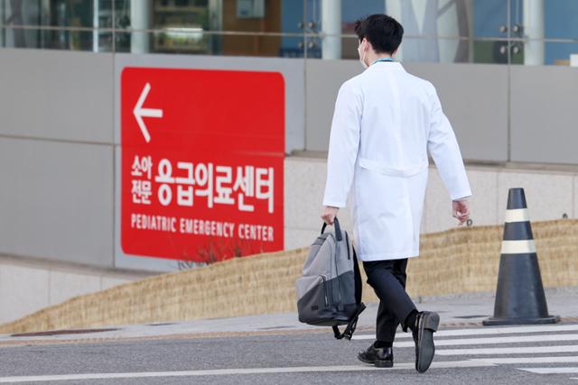 전공의 집단이탈로 발생한 의료공백이 한 달을 맞은 지난 18일 서울의 한 대학병원 의사가 소아전문응급의료센터로 향하고 있다. 뉴스1
