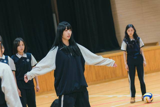 드라마 '피라미드 게임'에서 명자은(류다인)이 체육 시간 피구로 같은 반 친구들에게 괴롭힘을 당하고 있다. 티빙 제공